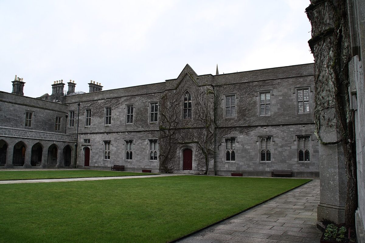 A wider view of the Quadrangle courtyard, from a source whose filename says 2009 and date metadata says December 2011