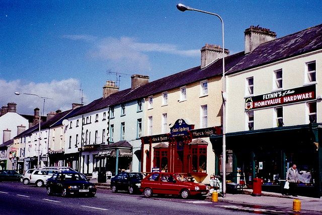 Historical 2000 view of Main Street in Moate, near Dún na Sí