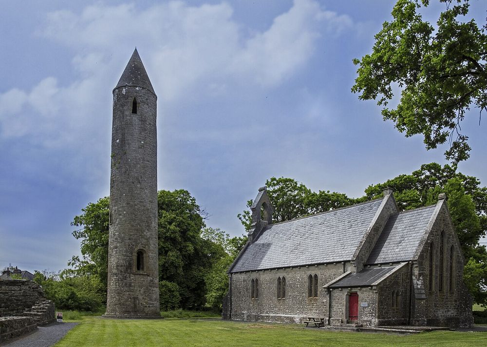 Timahoe Round Tower beside the monastic buildings