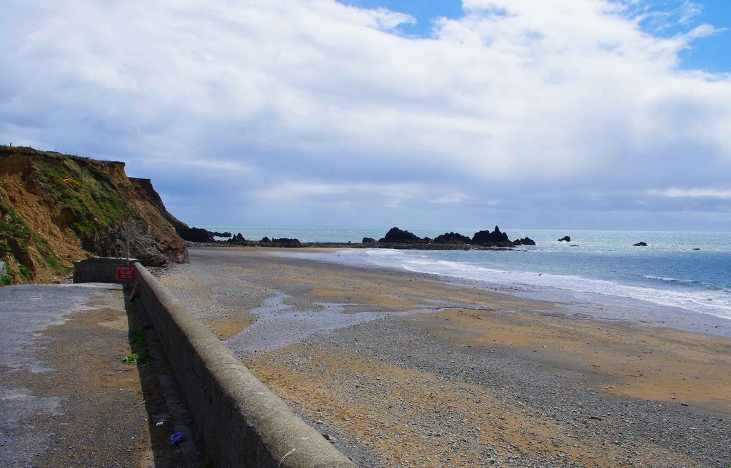 Kilfarrasy Beach, rocks and shoreline